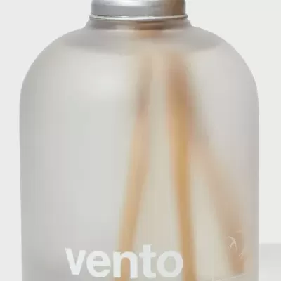 Difusor de ambiente em vidro fosco com texto 'vento' e tampa de alumínio