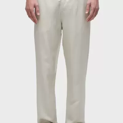 Calças bejes claras masculinas com fecho de botão e passadores para cinto