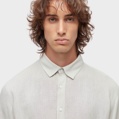 Homem com camisa polo bege clara de frente