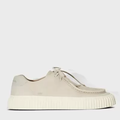 Ténis bege claro com sola branca e cadarços