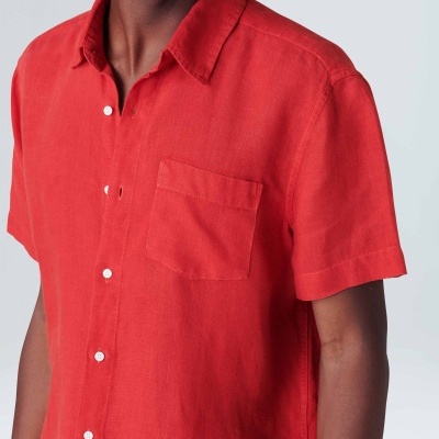 Camisa masculina vermelha de manga curta com botões brancos e bolso no peito