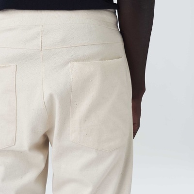 Calças de algodão cru com bolsos quadrados em fundo branco