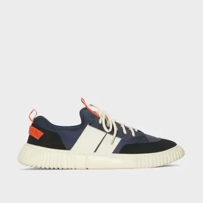 Ténis desportivo azul, branco e preto com detalhes em laranja e sola branca