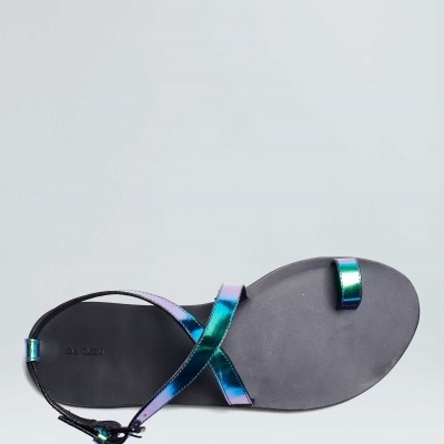 Sandália preta com tiras brilhantes verde e azul