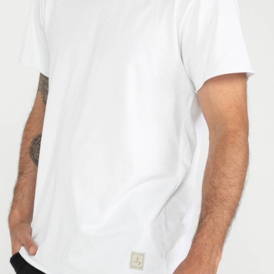 T-shirt branca básica de manga curta com etiqueta pequena bege.