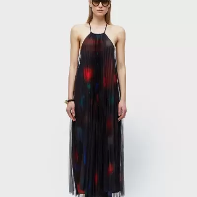 Vestido longo preto com padrão colorido abstrato e óculos de sol