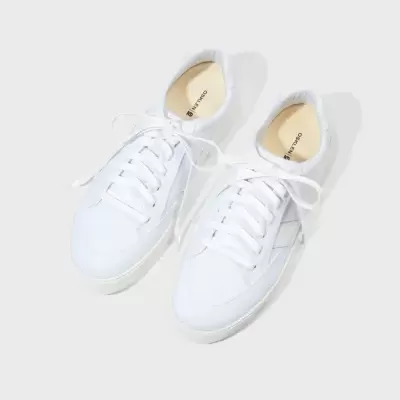 Par de sapatilhas brancas OSKLEN com atacadores brancos em fundo branco