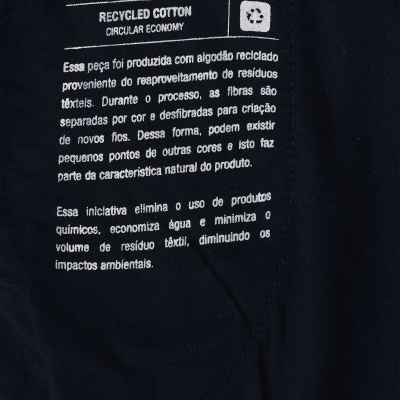 Etiqueta do produto OSKLEN com informações sobre algodão reciclado e economia circular