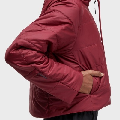 Blusão acolchoado vermelho granada com capuz e bolso lateral