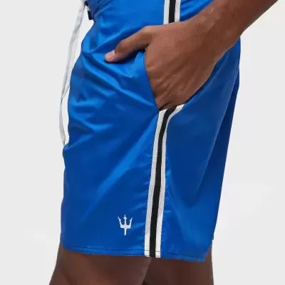 Calções de banho masculinos azuis com riscas pretas e brancas na lateral e logótipo tridente