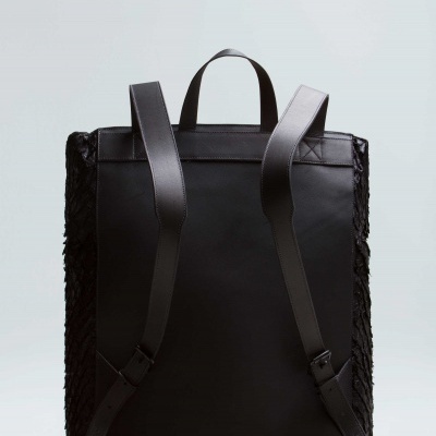 mochila preta com alças largas e padrão texturizado