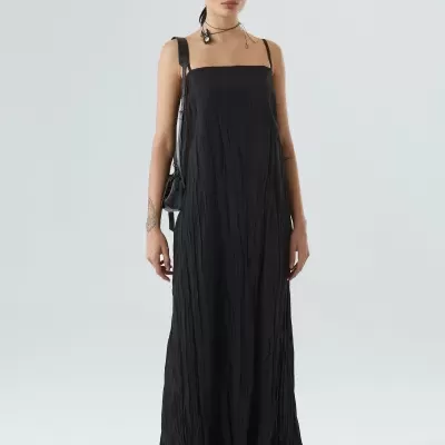 Vestido longo preto com alças finas e textura plissada