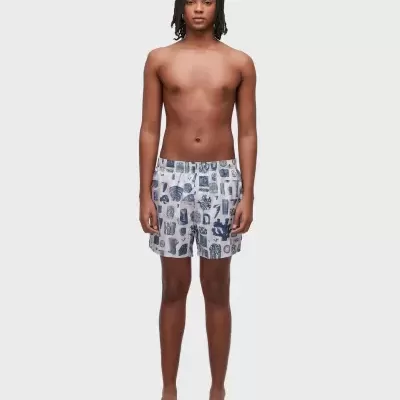 Calções de banho brancos com estampado azul marinho usados por jovem