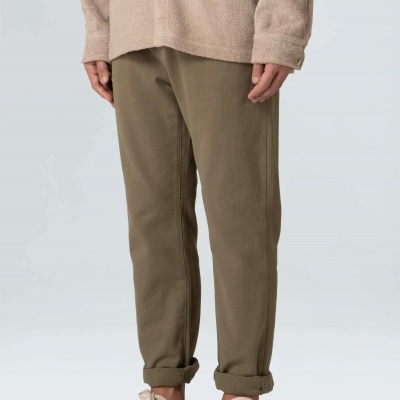 Calças verdes com bainha virada e ténis creme