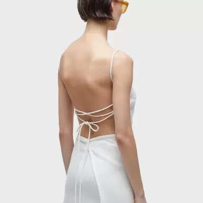 vestido branco curto com costas abertas e tiras cruzadas amarradas