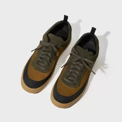 Par de sapatilhas castanhas, verde oliva e pretas com sola bege