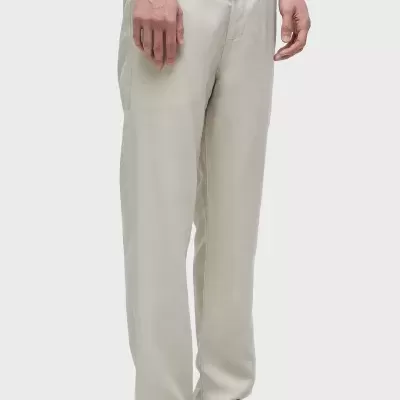 Calças bege claras com sandálias pretas de couro