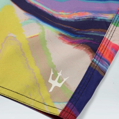 tecido colorido abstrato com logótipo de tridente branco