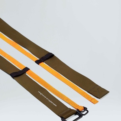 Cinto têxtil castanho, laranja e branco com fivelas pretas.