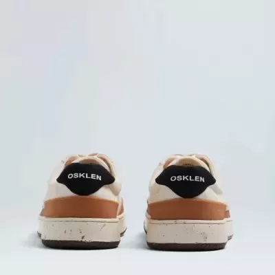 Sapatilhas OSKLEN creme e castanho vistas pela traseira