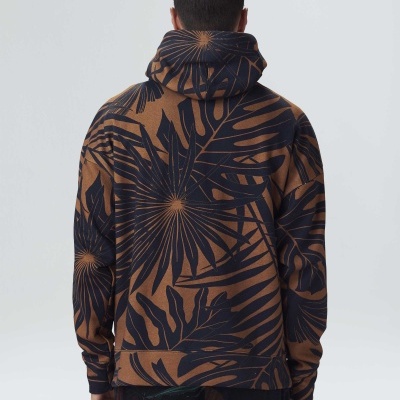 Casaco com capuz castanho com estampa preta de folhas grandes visto de costas