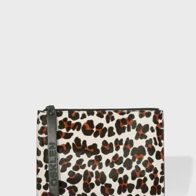 Carteira pequena com padrão de pele de leopardo e fecho preto