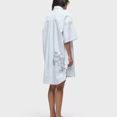Vestido branco largo com estampado floral preto na parte de trás