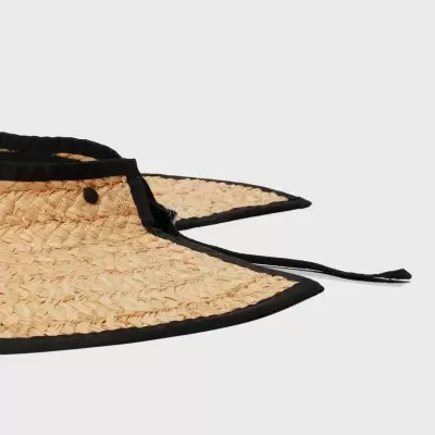 Chapéu tipo viseira em palha com bordas pretas e cordão fino