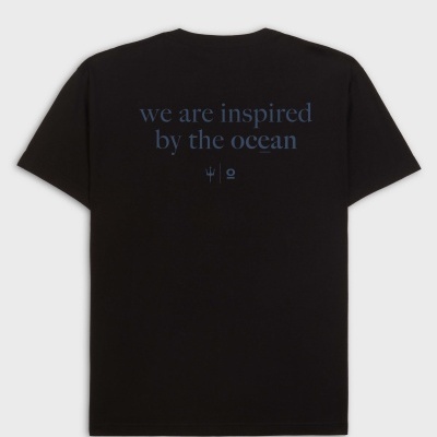 T-shirt preta com texto azul nas costas