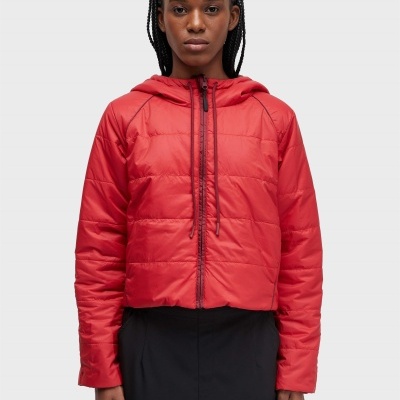 Casaco acolchoado vermelho com capuz e fecho de correr, calções pretos.