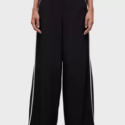 Calças largas pretas com riscas brancas laterais e cintura alta