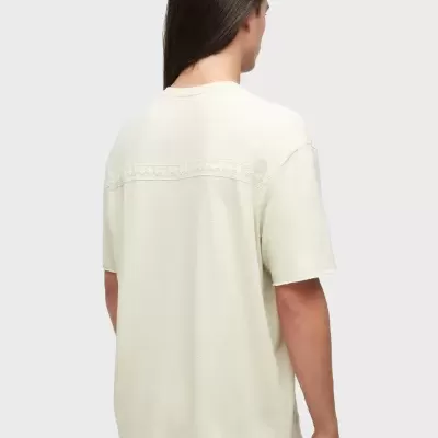 T-shirt bege claro para homem vista de costas