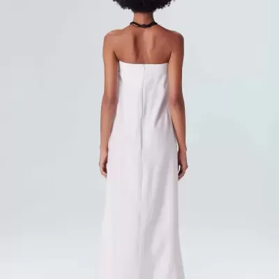 Vestido longo branco visto de costas