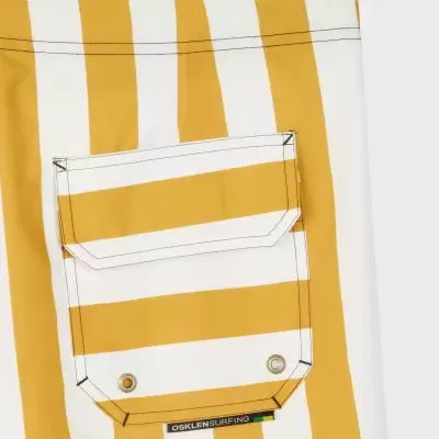 Calções de banho com riscas amarelas e brancas e bolso frontal com etiqueta OSKLEN SURFING