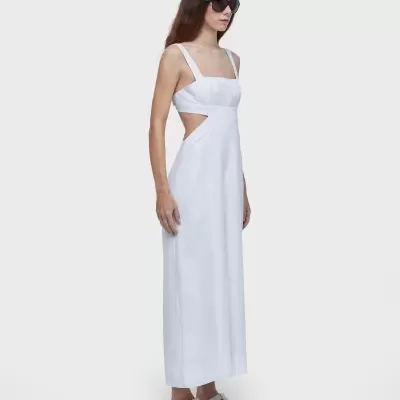 Vestido longo branco com recortes laterais e sandálias brancas