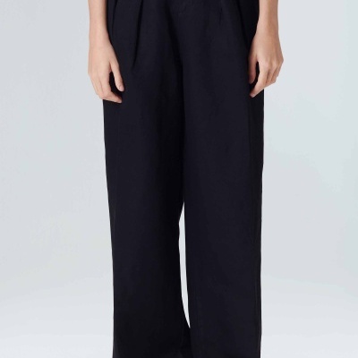 Calças pretas compridas de cintura alta com pregas em tecido liso