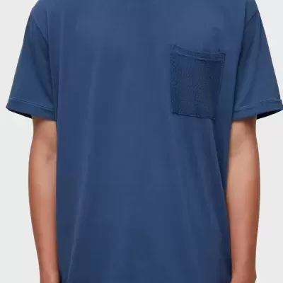 T-shirt azul com bolso frontal texturizado