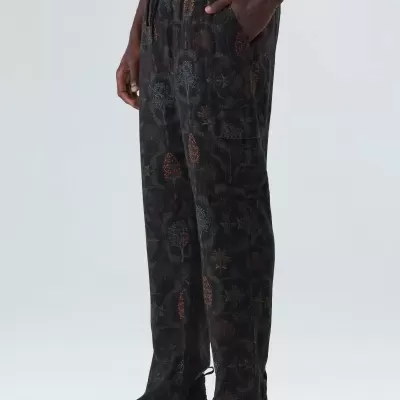 Calças compridas pretas com padrão floral colorido e cordão na cintura