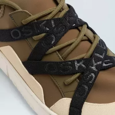 Ténis castanho e bege com detalhes em tecido preto e sola branca