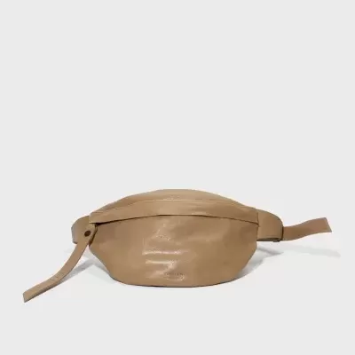 Bolsa tipo cinto em couro bege com fecho de zíper.
