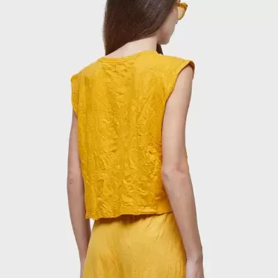 Blusa amarela sem mangas com textura em relevo, vista de costas