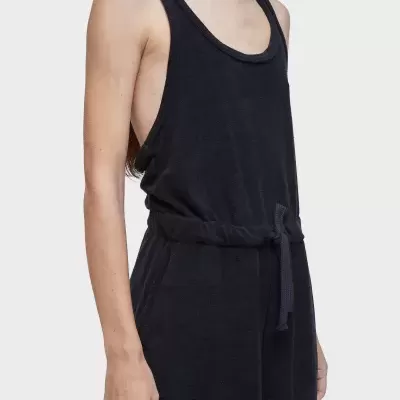 Macacão curto preto de mulher com alças largas e cordão na cintura