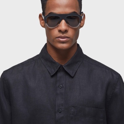 Homem com óculos escuros e camisa preta