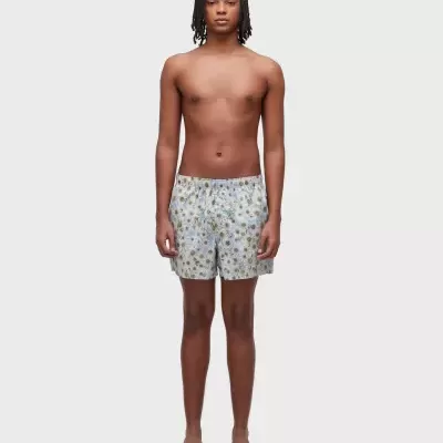 Calções de banho azuis com flores em modelo