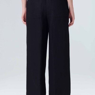 Calças largas pretas de cintura subida com bolsos nas costas