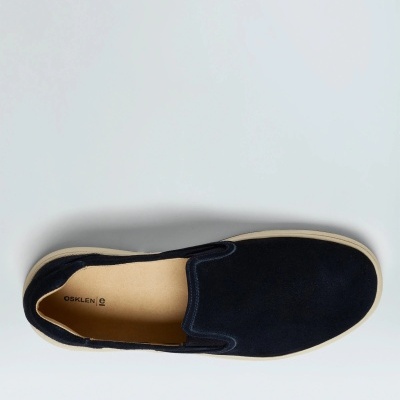 Sapato slip-on azul escuro com sola branca visto de cima