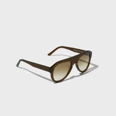 Óculos de sol castanhos com armação e lentes degradé