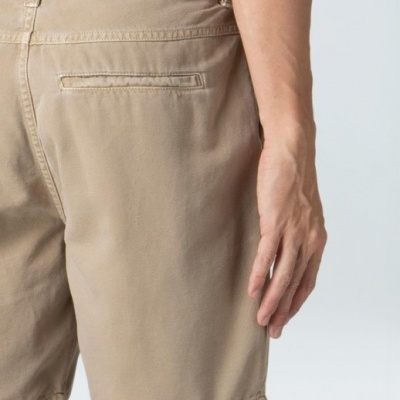 Calções bege com bolso atrás e mão ao lado direito