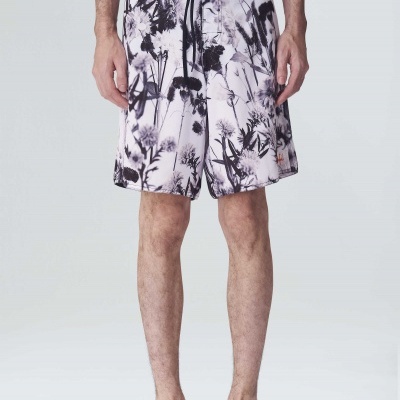Calções de homem com padrão floral preto e branco e cós preto
