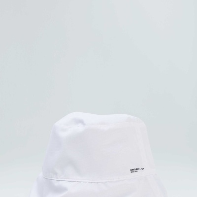 Chapéu tipo balde branco com linha preta na borda e etiqueta texturada